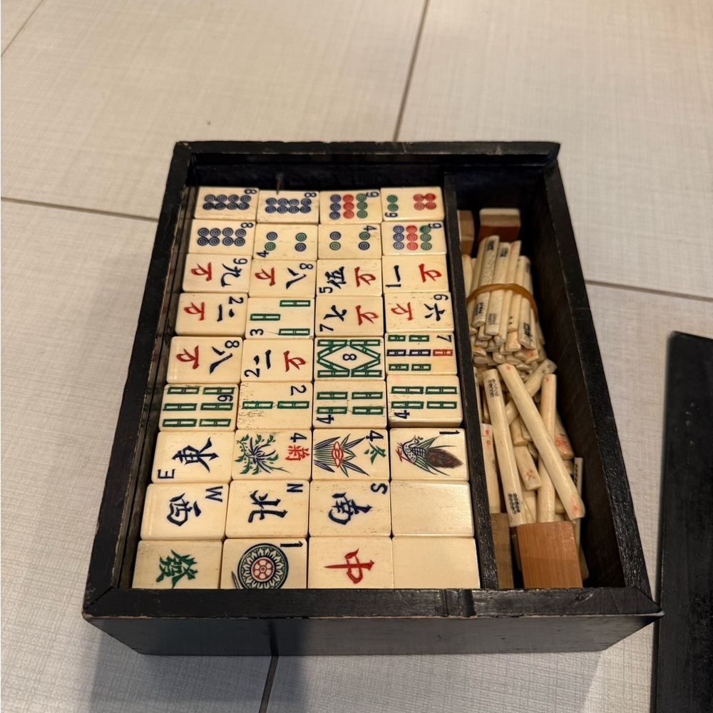 Classic Mahjong Set with Black Case